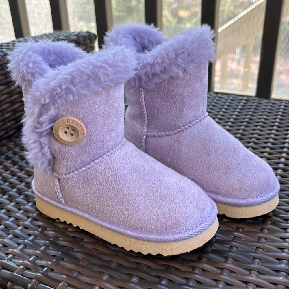 Toddler girl lavender purple fuzzy boots size 9-10